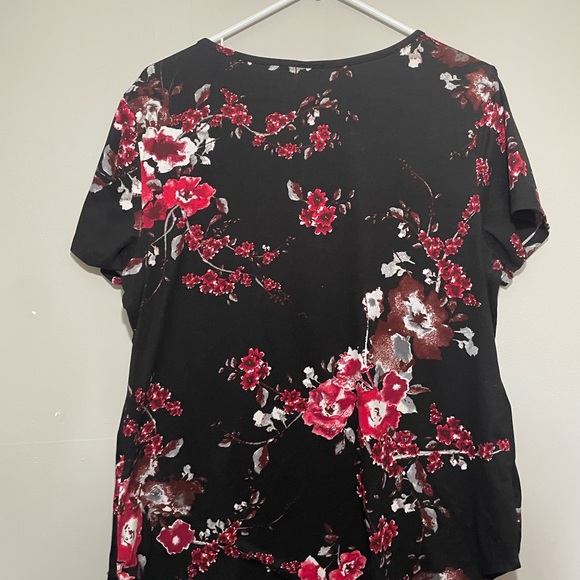 Floral Top 🌻🌻 4 for $25 bundle🌻🌻 - Picture 2 of 5